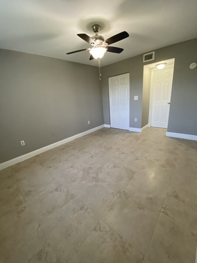 Building Photo - 2820 N Oakland Forest Dr