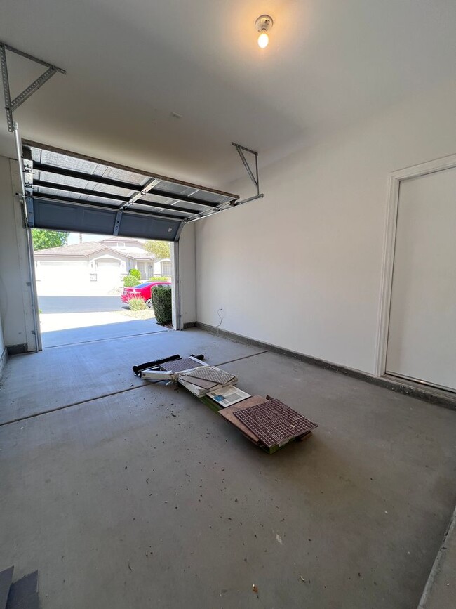 Building Photo - Stunning 4-Bed 3 Car Garage Gated Single S...
