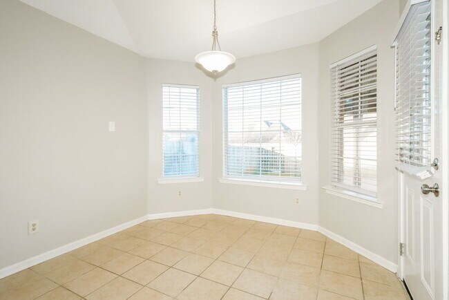 Building Photo - 7631 Tally Ho Dr E