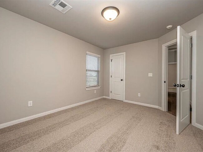 Building Photo - Modern 4-Bed, 2-Bath Mustang Home with 3-Car Garage!