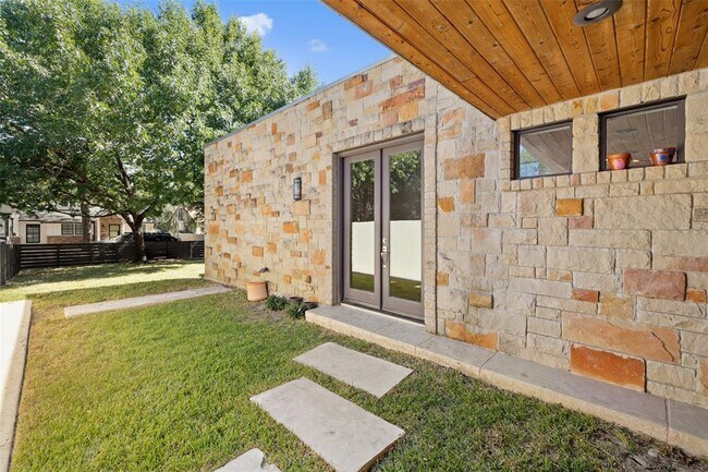 Building Photo - 2410 Sharon Ln