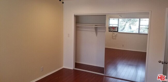 Building Photo - 5950 Carlton Way