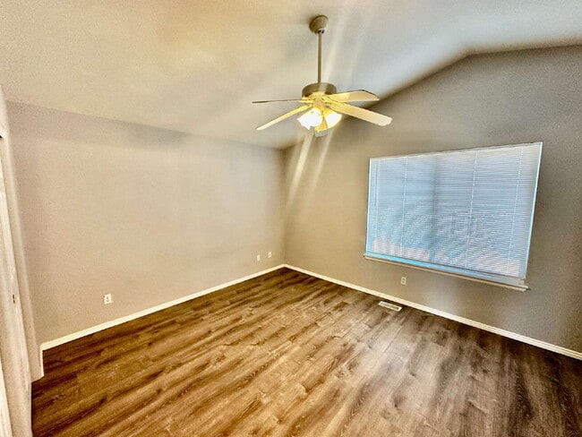 Building Photo - "Charming Centennial Retreat: Spacious 3-Bedroom Home with 2.5 Baths!