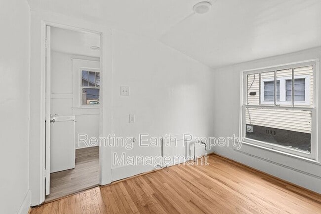 Building Photo - 1900 15th Ct N