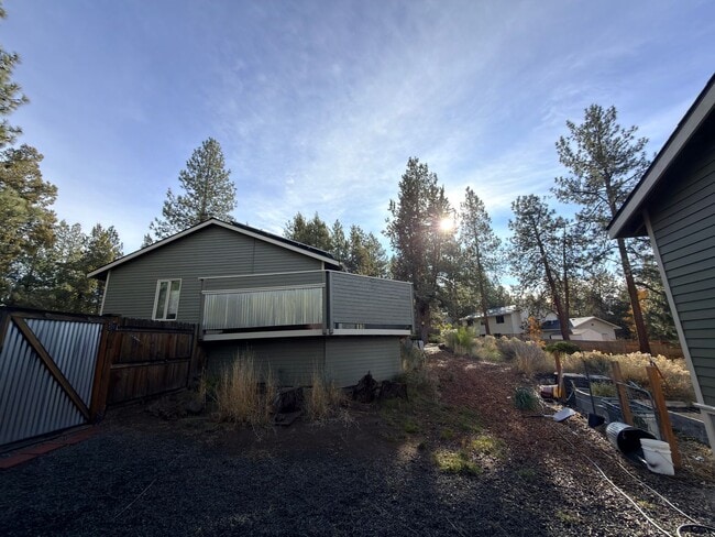 Building Photo - SEASONAL FURNISHED SHORT TERM RENTAL Offering Great Vibe! ALL UTILITIES PAID BY THE SELLER...