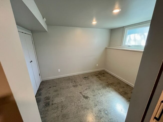 Building Photo - Ballard Duplex - Lower Unit