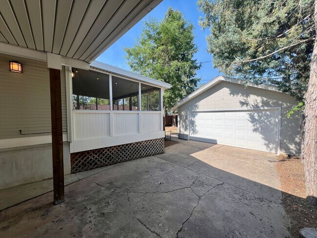 Building Photo - 1405 16th Ave