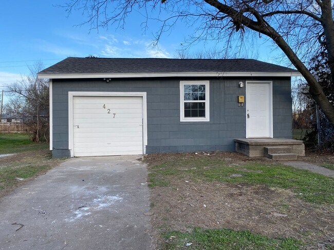 Primary Photo - Fantastic Sand Springs Home