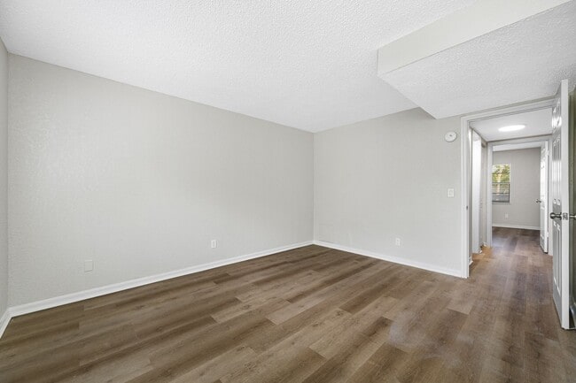 Building Photo - Newly Renovated 2 Bed-1 Bath Apartment wit...