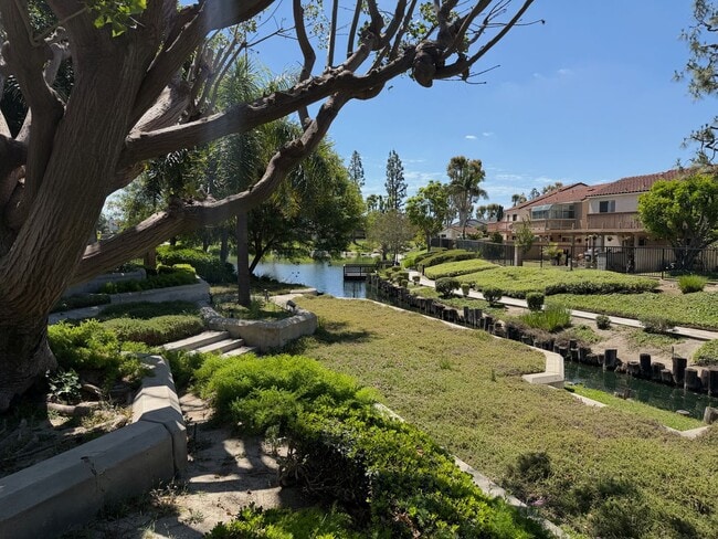 Building Photo - Lakeview Townhouse - 2 Bed / 1 ½ Bath