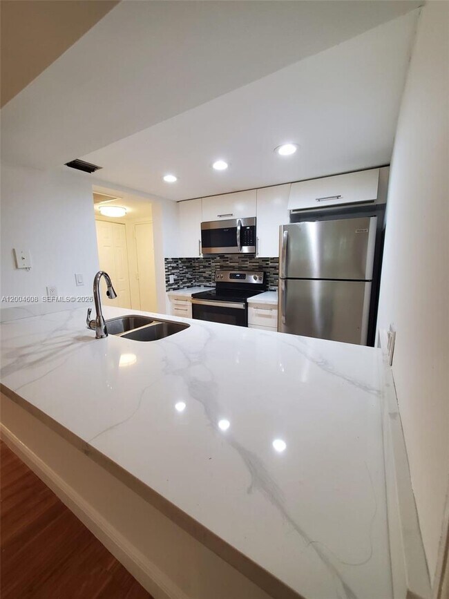 Building Photo - 8100 Geneva Ct