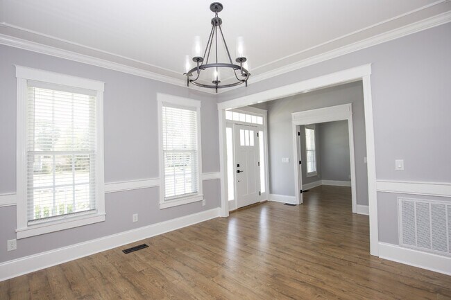 Building Photo - "Spacious and Inviting 2620 sq. ft. Home i...
