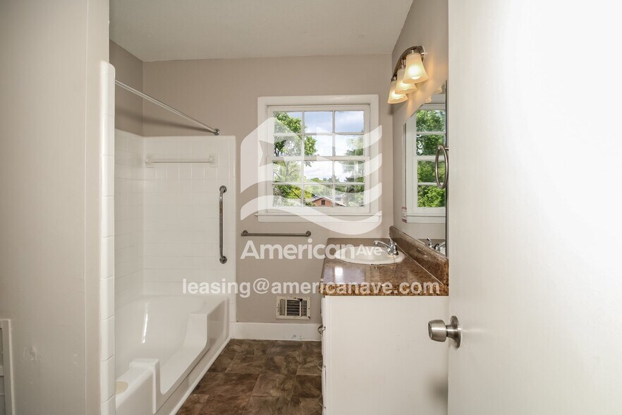 Building Photo - 2300 Oakcrest Rd