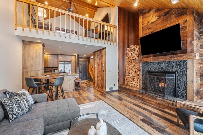 Building Photo - Beautiful Townhome on Golf Course!