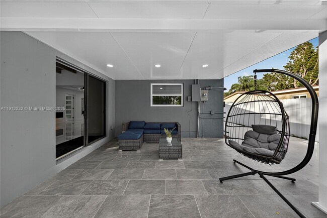 Building Photo - 3130 SW 16th St