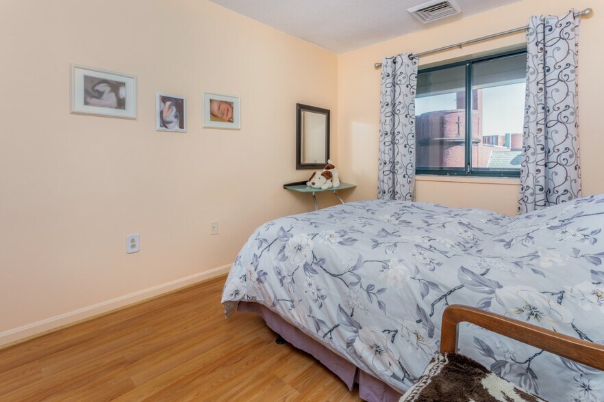 Bedroom # 1 - 50 S Common St