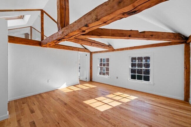 Building Photo - 14 Lynde St