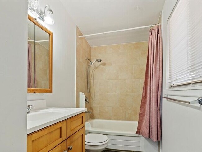 Building Photo - Murray beautiful 4 bed 2.5 bath family home