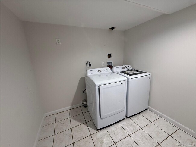 Building Photo - 123 Denton Ave