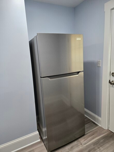 Building Photo - 2105 W 93rd St