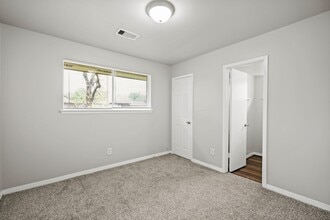 Building Photo - 122 W Havner Ln