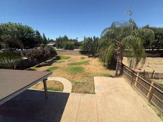 Building Photo - 2 Story Home Near Shopping Center Rent Ready!