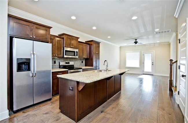 Building Photo - 3115 SW Hillstone Ave