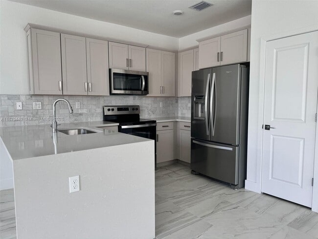 Building Photo - 123 SW 171st Ln