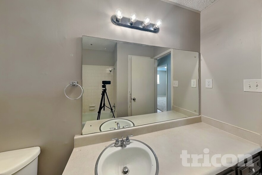 Building Photo - 13622 Oak Breeze