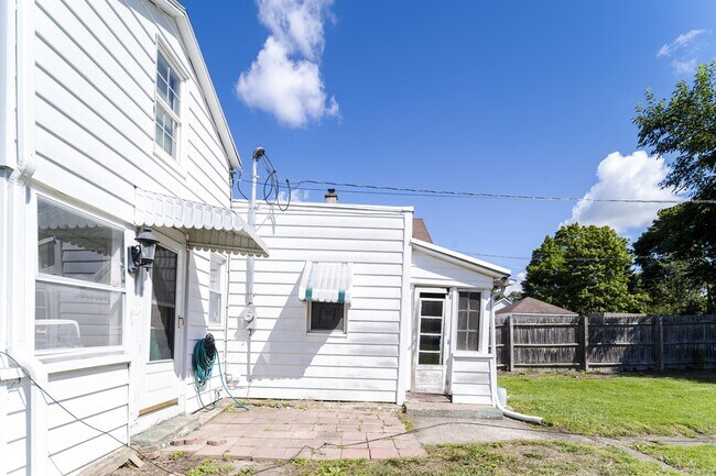 Building Photo - 874 6th Ave