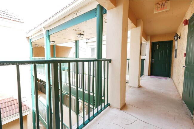 Building Photo - 833 Riverside Dr