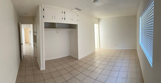 Building Photo - 3 Bedroom / 2 Bathroom Single Story Home in San Jacinto