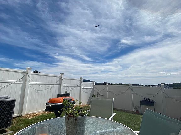 Building Photo - 6849 Village Green Dr