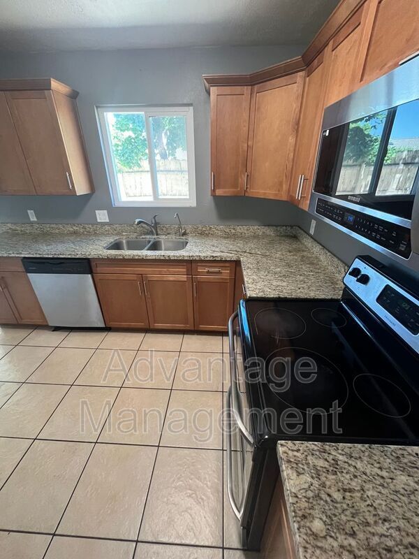 Building Photo - 218 W 205 N