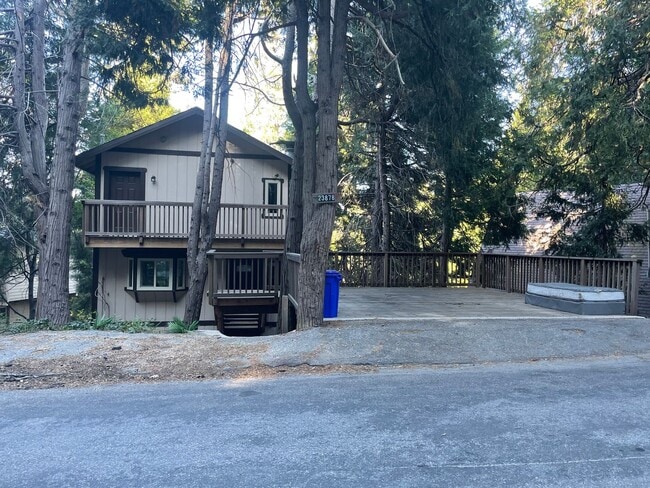 Building Photo - Fabulous mountain retreat freeway close!