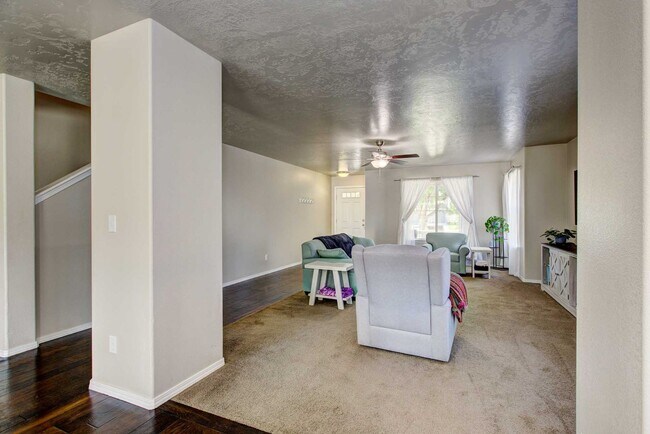 Building Photo - Beautiful 6 bed 2.5 bath home located in t...