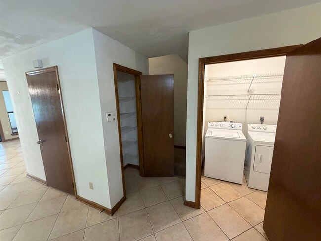 Building Photo - 3207 Shamrock St E