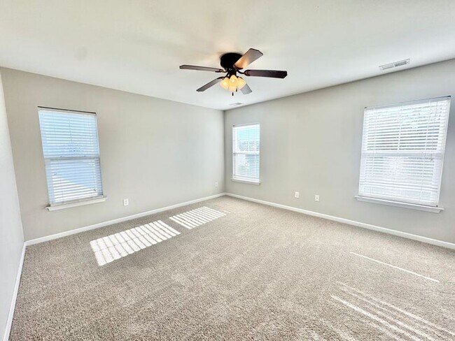 Building Photo - $500 off first month rent with acceptable credit and application!! Beautiful 3 bed 2.5 bath/ Scre...