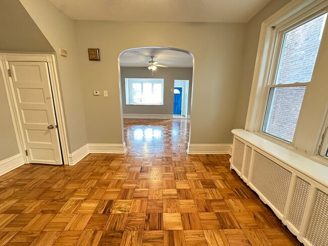 Building Photo - Experience comfort in three large, light-f...
