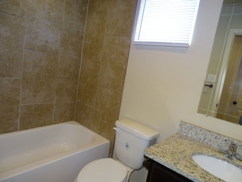 Building Photo - 7054 Lakeview Dr