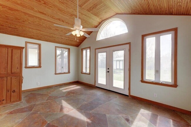 Building Photo - 602 Apache Trail