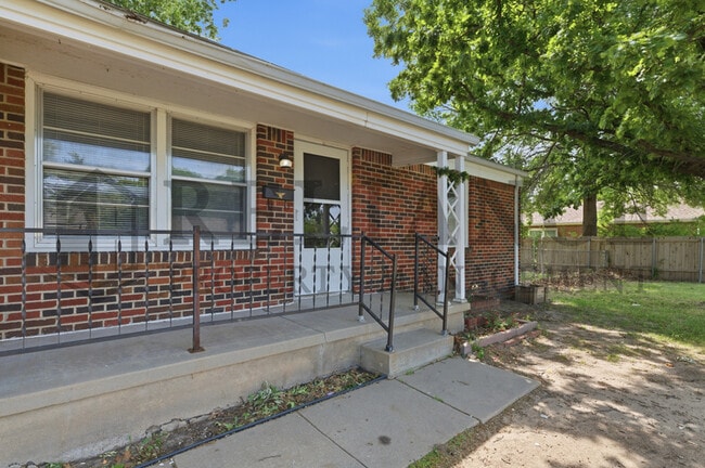 Building Photo - 656 S Whittier St