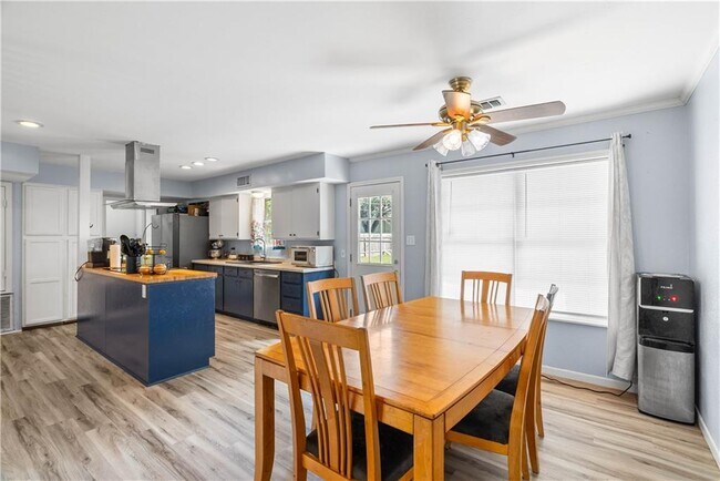 Building Photo - 607 E 11th St