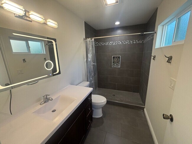 Building Photo - 3-Bedroom Single-Story Home with Private P...