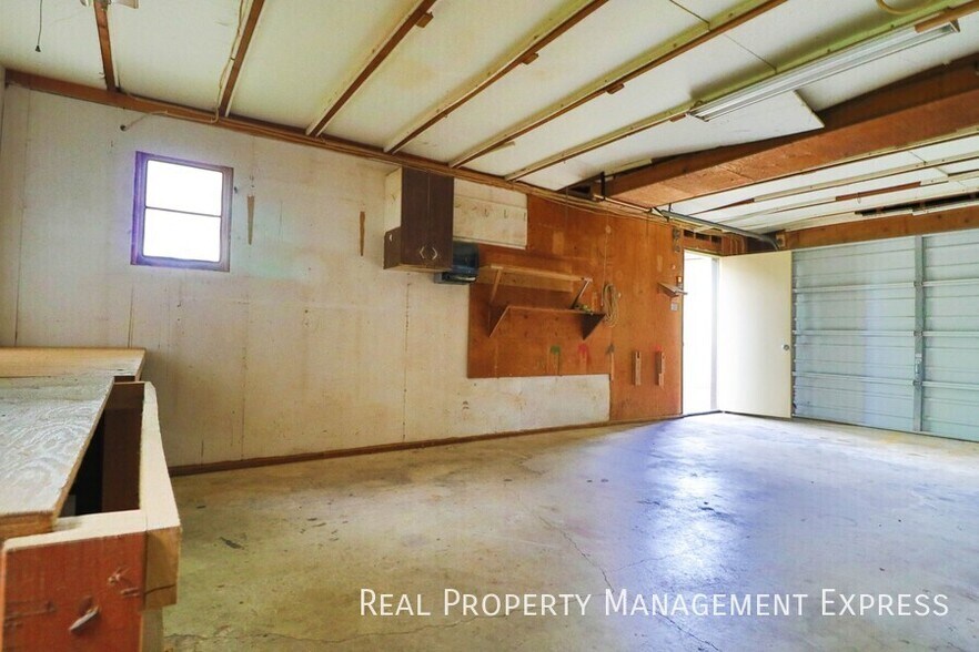 Building Photo - 3 Bed Home w/ Large Garage