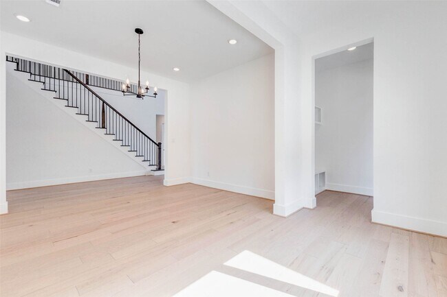 Building Photo - 1327 Crown Frst Dr