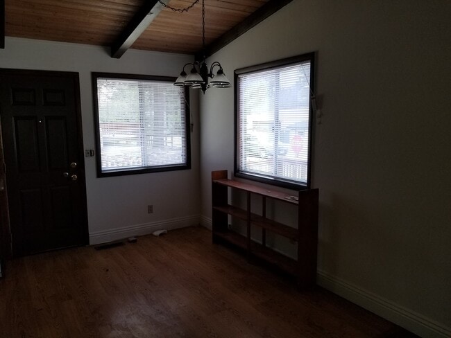 Building Photo - Large 2 Bedroom!