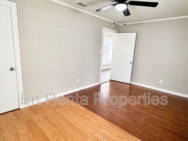Building Photo - 601 W Beach St