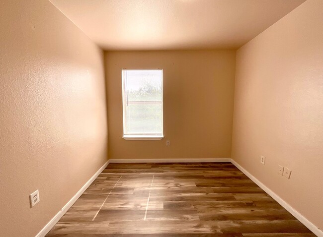 Building Photo - **APPLICATION RECEIVED** *MOVE IN SPECIAL* Spacious 3BR Two-Story Near Lackland AFB with Fenced B...