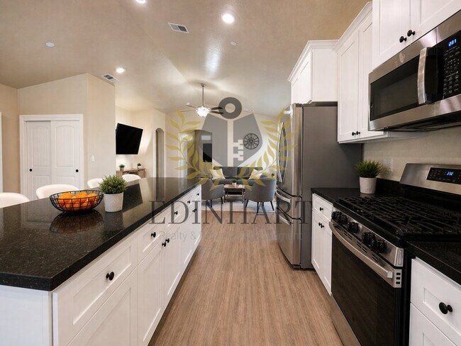 Building Photo - 1138 S Simon St